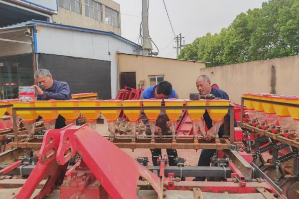 好的股票配资平台 这是真盲修! 两兄弟靠听摸修好3万多农机